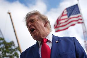 Trump will eigenen Aussagen zufolge nicht für die Drosselung des Satelliteninternets in der Ukraine verantwortlich gewesen sein.