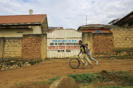 Kinder spielen vor einem Gesundheitszentrum in der Provinz Nord-Kivu im Osten des Kongo, während dort gerade ein Ebola-Ausbruch herrscht.