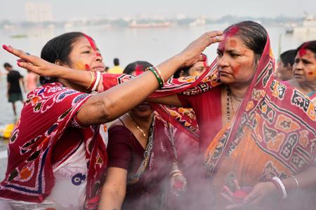 Rituale in Rot: Hindus feiern am Hooghly-Fluss in Indien