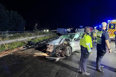 Bei einem schweren Unfall am Samstagmorgen auf der A2 in Höhe Bad Salzuflen werden drei Menschen verletzt, einer weiterer verlor sein Leben. Foto Feuerwehr Bad Salzuflen