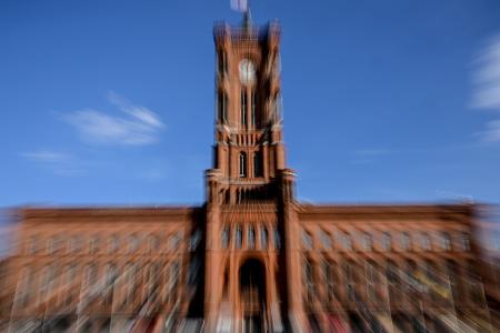 In das Rote Rathaus in Berlin könnte nach erfolgreichen Koalitionsverhandlungen erstmals die Linke mit ihrer Spitzenkandidatin Elif Eralp einziehen. (Symbolbild)