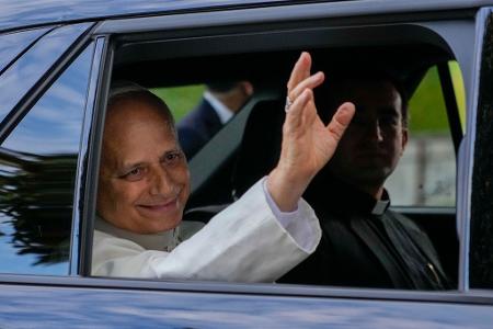 Papst Leo XIV. verlässt die Poliklinik „Agostino Gemelli“ in Rom