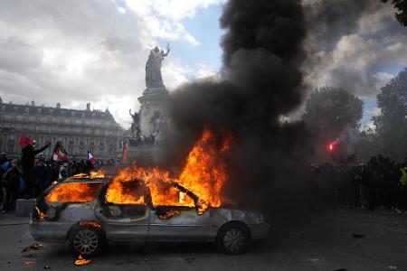 Brennendes Auto am landesweiten Protesttag auf der Place de la République in Paris.