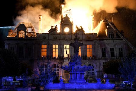 Das historische Rathaus von Limoges wurde durch einen von Randalierern gelegten Brand weitgehend zerstört.