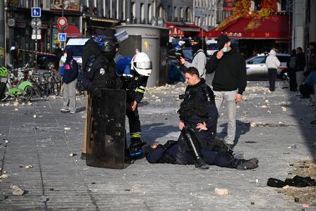 60 Polizisten wurden bei den Demonstrationen verletzt.