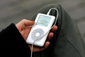 Mit 1.000 Songs auf einer Festplatte ließ der iPod ganze Musiksammlungen mitnehmen. (Archivbild)