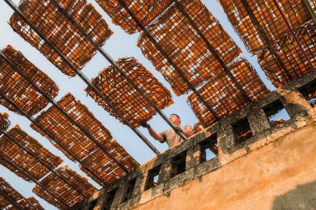 Südchina - Bauer trocknet Bambussprossenscheiben in der Sonne