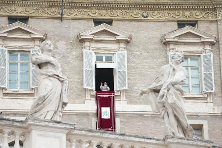 Traditionell wird das sonntägliche Angelus-Gebet vom Fenster des Arbeitszimmer des Papstes im dritten Stock des Apostolischen Palastes am Petersplatz gesprochen. 
