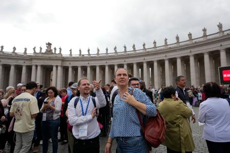 Zehntausende Gläubige versammelten sich auf dem Petersplatz im Vatikan zum Angelus-Gebet des Papstes.