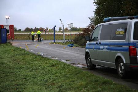Die Polizei war auch nach Tagesanbruch am Ort des Geschehens.