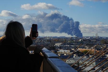 Drohnenangriffe auf Industriegebiet bei St. Petersburg: Rauchwolken über dem Gelände