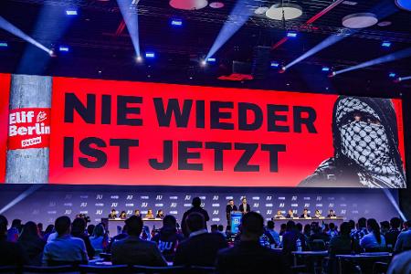 Deutschlandtag der JU: Volkmann und Winkel vor Slogan-Wand