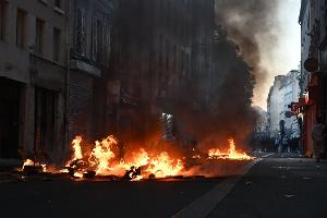 Erneut kommt es in Paris zu Zusammenstößen zwischen Randalierern und der Polizei.