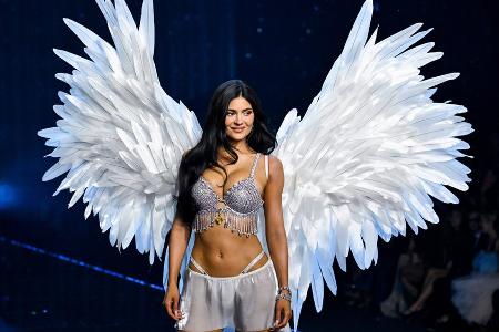 Kylie Jenner trägt bei 