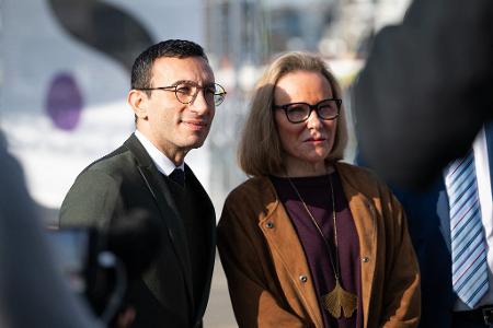 Frankfurts Oberbürgermeister, Mike Josef begrüßt Sanofi-Chefin Belen Garijo.