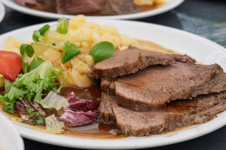 Köstliches geschmortes Rindfleisch mit Kartoffeln und frischem Gemüse