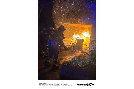 Löschangriff Garagenbrand durch Vorauslöschfahrzeug der Feuerwehr München