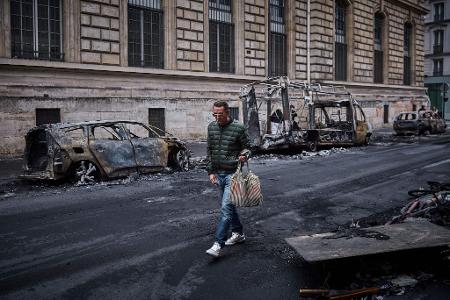 Frankreich nach Krawallen: Ausgebrannte Autos in Paris