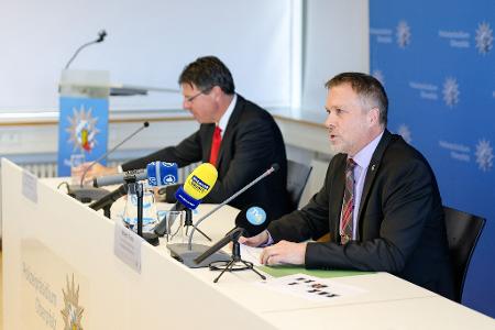Auf einer Pressekonferenz zum Vermisstenfall gaben der leitende Kriminaldirektor Robert Fuchs (rechts im Bild) und Oberstaatsanwalt Thomas Rauscher Details zur Ausgrabung bekannt.