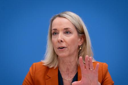 Stefanie Stoff-Ahnis, stellvertretende Vorstandsvorsitzende des GKV-Spitzenverbandes, kritisiert die Pharmabranche