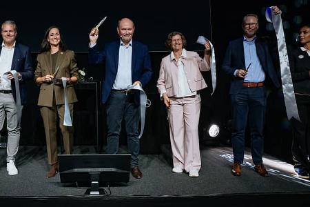 Feierlicher Bandschnitt zur Eröffnung. Von links: Peter Schoren, Leiter Mercedes-Benz Classic Center, Bettina Haussmann, Leiterin Mercedes-Benz Museum, Marcus Breitschwerdt, CEO Mercedes-Benz Heritage GmbH, Anette Popp, Amtsleiterin Wirtschaftsförderung der Stadt Fellbach, Andreas Theel, Leiter kaufmännische Verwaltung der Mercedes-Benz Heritage GmbH. 