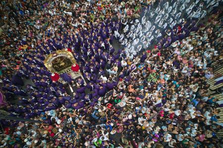 Gläubige nehmen in Lima an einer Prozession zum Festtag des Señor de los Milagros, Herr der Wunder, auch Schwarzer Christus oder Cristo Morado genannt, teil.