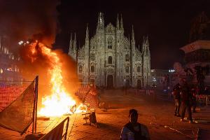 Vor dem Mailänder Dom brannte am Samstagabend ein Feuer. 