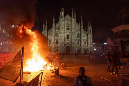 Vor dem Mailänder Dom brannte am Samstagabend ein Feuer. 