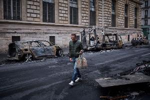 In Paris und anderen Städten hinterließen Randalierer eine Spur der Verwüstung.
