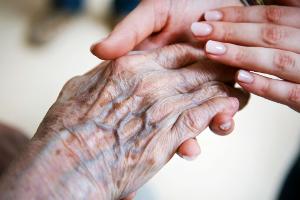 Die meisten Pflegebedürftigen werden daheim betreut. (Archivbild) 
