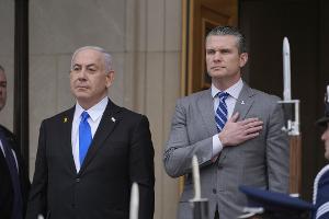 US-Verteidigungsminister Pete Hegseth (r) mit Israels Ministerpräsidenten Benjamin Netanjahu bei einem früheren Treffen. (Archivbild)