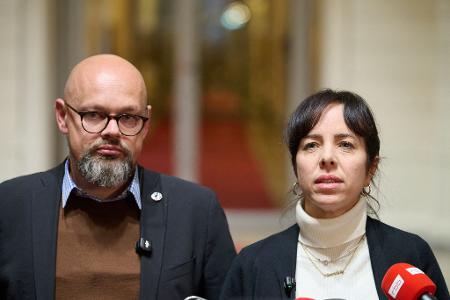 Die Linken-Fraktionschefs Elif Eralp (r) und Tobias Schulze tun sich schwer im Umgang mit der umstrittenen Abgeordneten Vanessa Emde. (Archivbild)