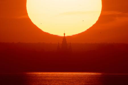 Die Sonne geht hinter der Peter-und-Paul-Kathedrale in St. Petersburg in Russland unter.