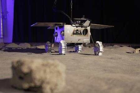 Ein Testrover steht auf einem Testfeld bei einer Vorführung zum Start einer Mission zum Marsmond Phobos mit dem deutsch-französischen Rover 