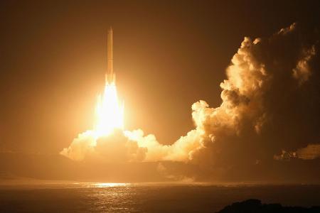 Eine japanische H3-Rakete, die eine Sonde für eine Mission zur Entnahme von Proben von einem Marsmond an Bord hat, steigt in den frühen Morgenstunden nach dem Start vom Tanegashima Space Center in der Präfektur Kagoshima im Südwesten Japans in den Himmel. Die japanische Raumsonde ist samt dem deutsch-französischen Rover 