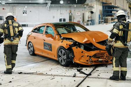 Mercedes CLA Elektro Verbrenner Crashtest