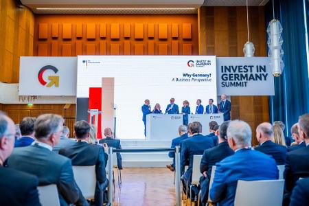 Der Kanzler sprach von Milliarden-Investitionen in Deutschland.