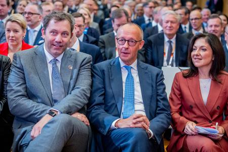 Geplant sind auch Reformen der Sozialsysteme, um Sozialausgaben zu stabilisieren sowie Flexibilisierungen im Arbeitsmarkt.