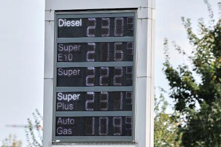 Die Benzinpreise unterscheiden sich je nach Bundesland derzeit deutlich. (Archivbild) 