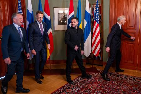 Trafen sich in Oslo (von links): US-Unterhändler Steve Witkoff, Finnlands Präsident Alexander Stubb, der ukrainische Präsident Wolodymyr Selensky und Norwegens Regierungschef Jonas Gahr Støre. 
