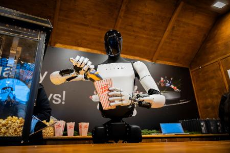 Teslas Roboter Optimus könne das erfolgreichste Produkt der Geschichte werden, behauptet Musk. (Archivbild) 