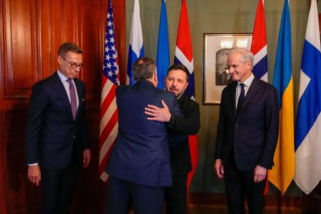 Zur Begrüßung umarmten sich Selenskyj und Witkoff in Oslo. 