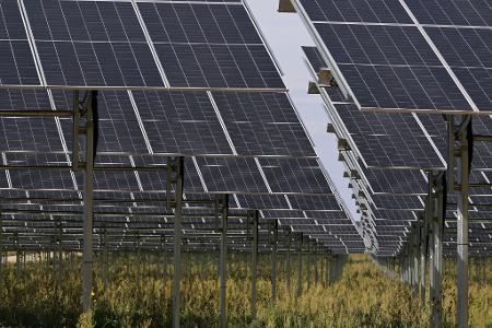Hat sich deutlich schneller entwickelt als angenommen: der Ausbau erneuerbarer Energien, insbesondere der Solarenergie.