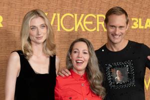 Alexander Skarsgård trägt Olivia Colman auf der Brust