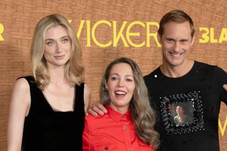 Alexander Skarsgård trägt Olivia Colman auf der Brust