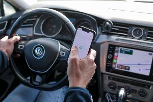 Die mit der Digitaltechnik im Auto einhergehende Ablenkung erhöht nach Analyse der Allianz das Unfallrisiko ganz erheblich. (Symbolbild) 