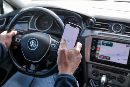 Die mit der Digitaltechnik im Auto einhergehende Ablenkung erhöht nach Analyse der Allianz das Unfallrisiko ganz erheblich. (Symbolbild) 