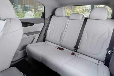 Die Aufnahme zeigt die Rücksitzbank des Geely e2 Ultra. Sichtbar sind helle, fein perforierte Sitzpolster mit ausgeformten Sitzflächen, drei Kopfstützen sowie zwei äußere Dreipunkt-Sicherheitsgurte im Fond. Der Dateiname weist das Fahrzeug als Variante „Polarlichtgrün“ der Modellreihe aus; es handelt sich um eine statische Innenraumaufnahme.