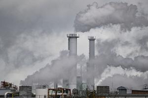 Die Idee hinter dem Emissionshandelssystem: Wer mehr Treibhausgase ausstößt, braucht auch mehr Zertifikate. (Archivbild)