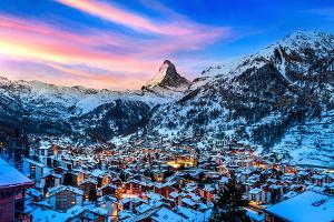 Matterhorn und Schweizer Alpen bei Sonnenaufgang in Zermatt, Schweiz.